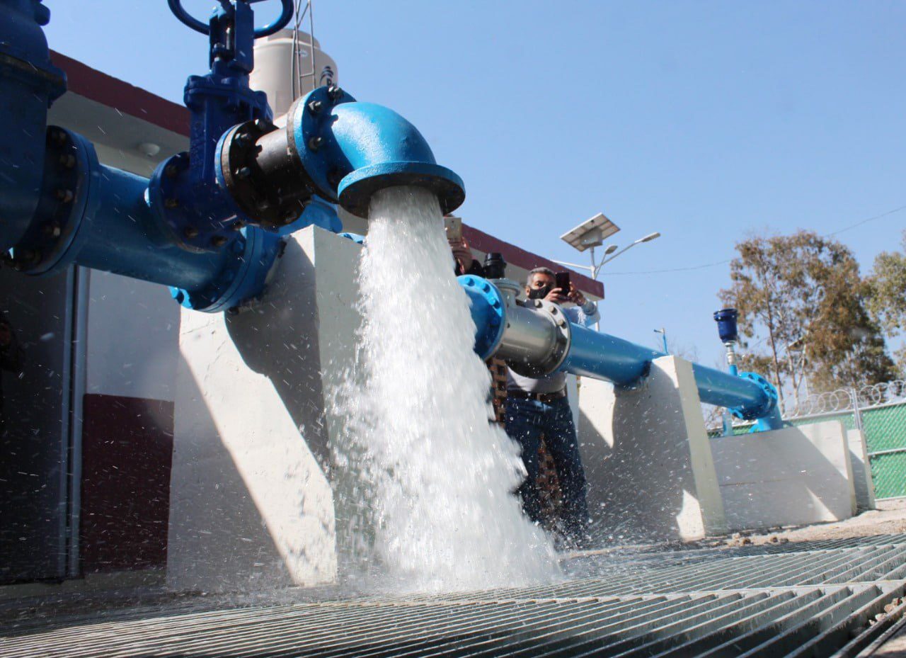 Pozo de agua en operación descargando caudal