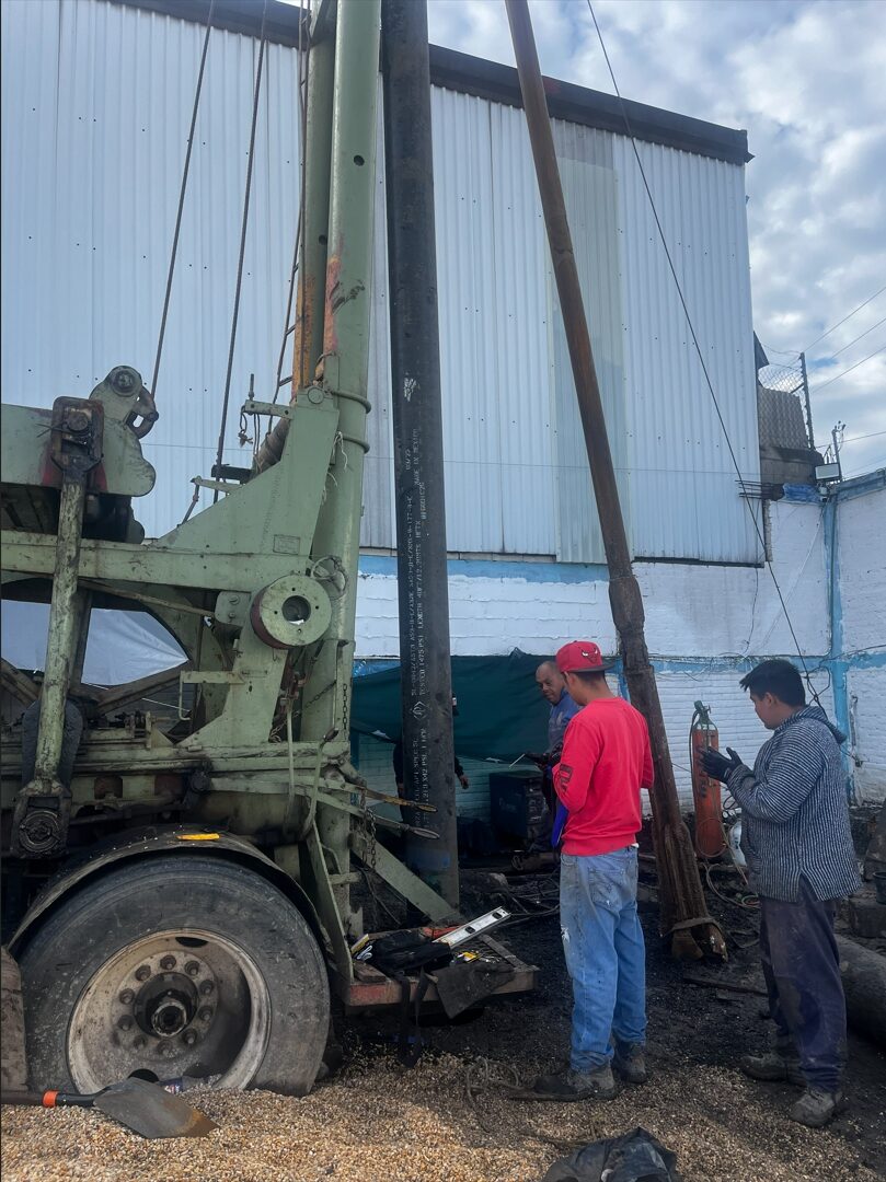 Equipo de perforación construyendo un pozo de agua